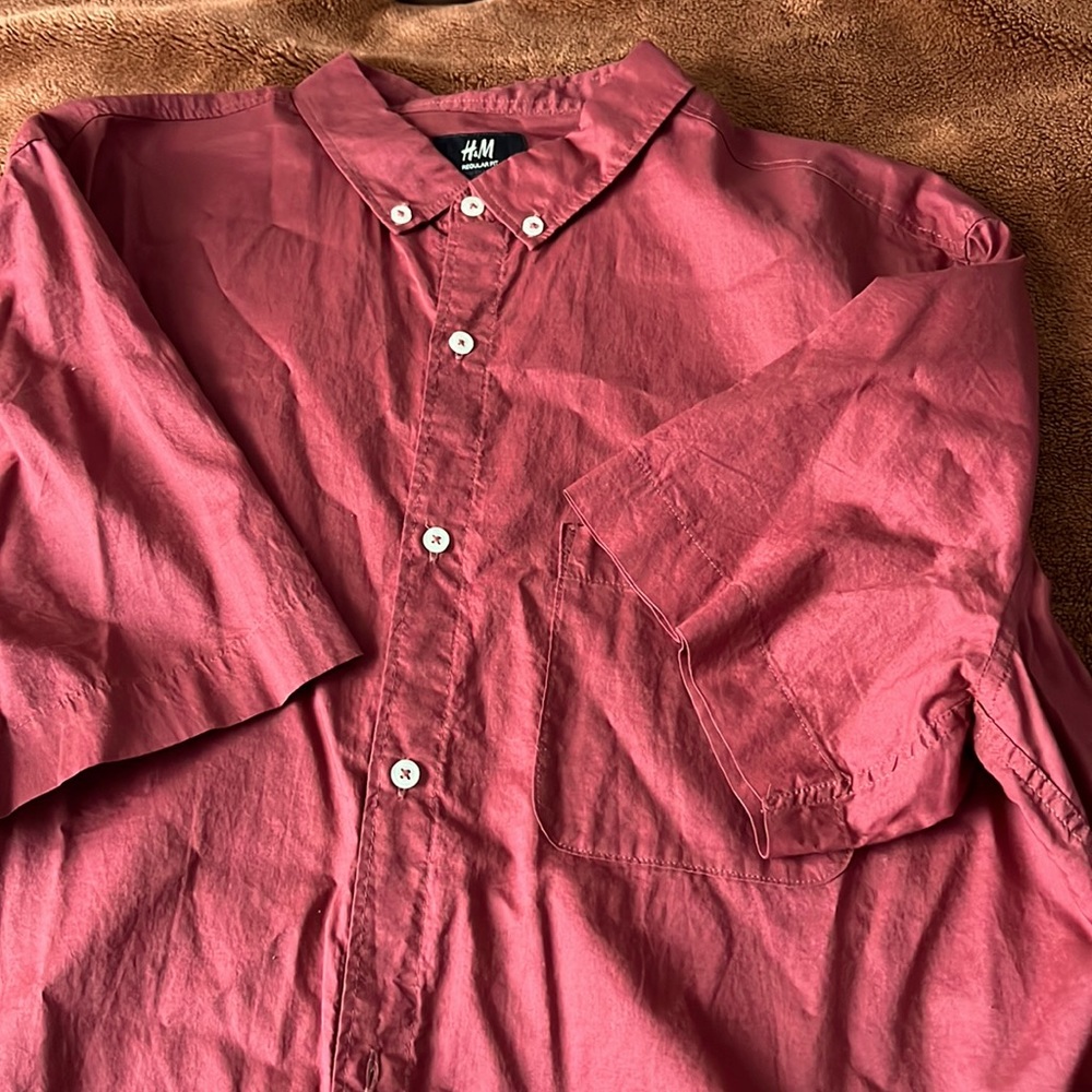 Men’s H&M short sleeve burgundy t-shirt.
